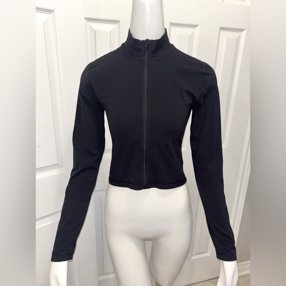 Aritzia tna BUTTER limit zip up black size M